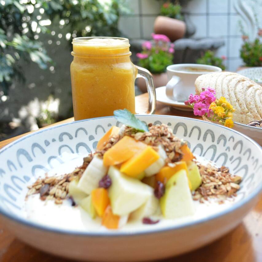 Fruta con Yoghurt y Cereal