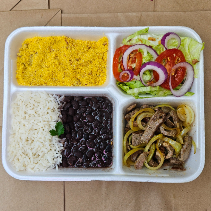 Se bife é muito bom, com cebolas é muito mais!!! - Bife chapeado em tiras com cebolas ( 90 g. In natura) - Arroz soltinho com alho ( 120 g.) - Feijão temperado com calabresa, bacon, alho e louro ( 160 g.) - Farofinha de mandioca com embutidos, pimentões amarelos, cebola e outros temperos ( 80 g) - Salada da estação ( 80 g.) Serve uma pessoa com bastante fome ou duas pessoas com fominha !!!