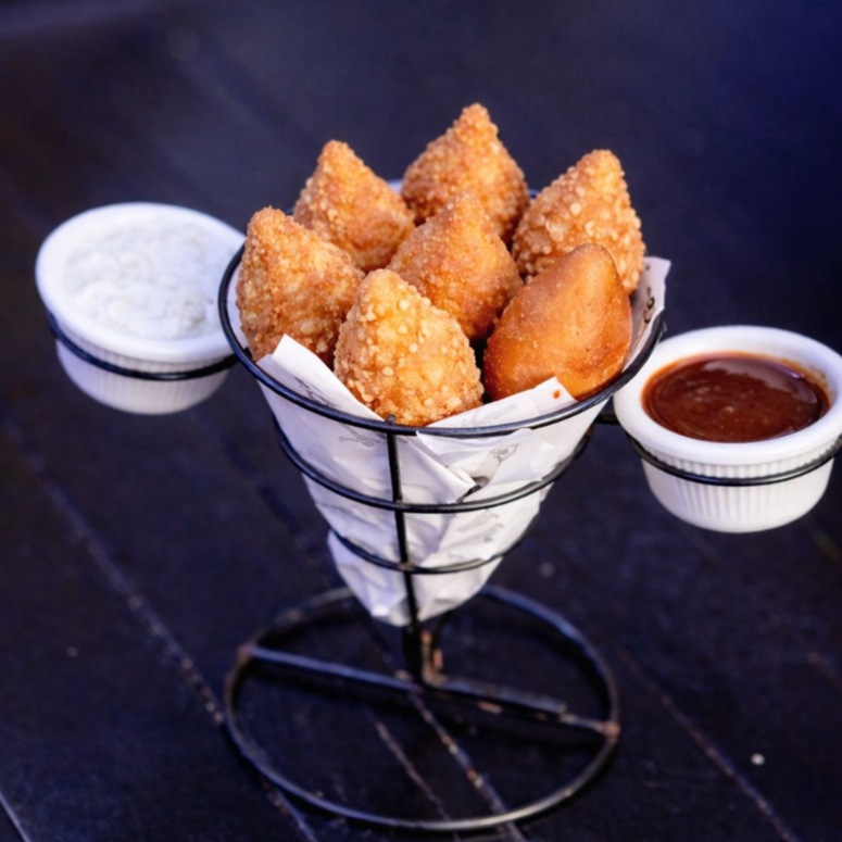 6 deliciosas e crocantes coxinhas artesanais de rabada e pernil. Acompanha maionese verde e barbecue artesanal.