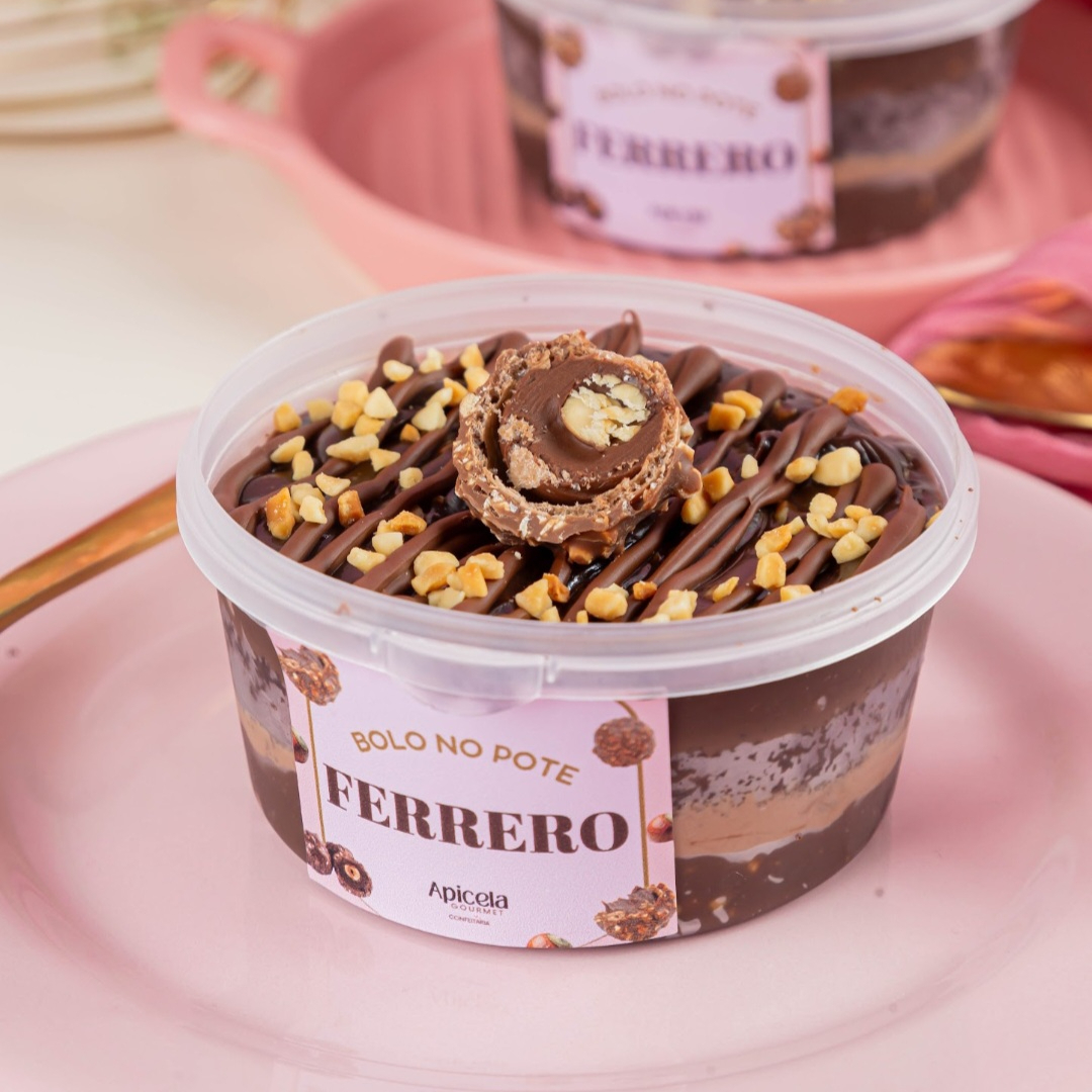 Massa de chocolate 50% cacau molhadinha e saborosa, recheio de chocolate com toque castanhas e amendoim , mousse de Nutella e fios de Nutella legítima. É um sucesso de sabor! Pote - 250 ml
