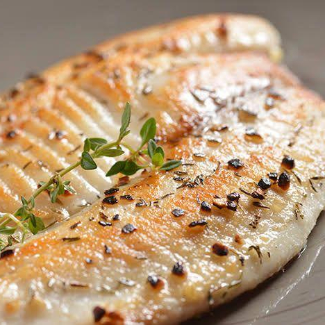 Filé de tilápia temperada e grelhada com perfeição. Leve, macio e cheio de sabor, ideal para uma refeição saudável! Acompamha: Arroz branco, purê de batata inglesa, legumes (chuchu, batata, cenoura, abobrinha, couve flor e brócolis) e feijão preto.Aproximadamente 500g.