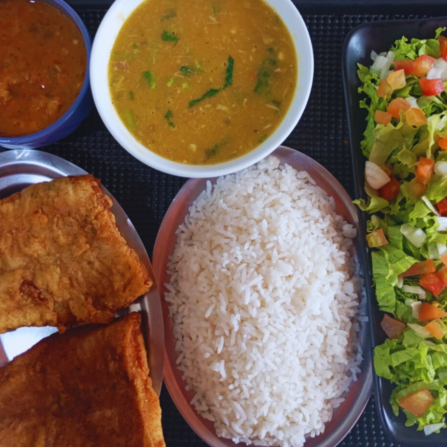 Nosso filé de panga com sua carne branca e suave deixa os amantes de peixe encantados por sua suculência. Acompanha arroz branco, feijão ou pirão e mais o complemento que fica à seu gosto.