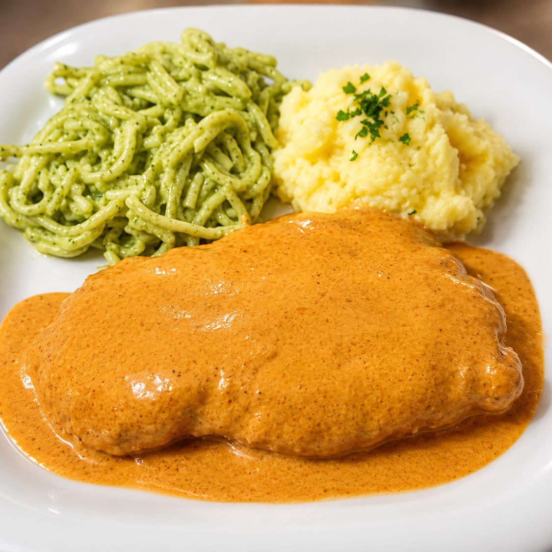 Pechuga Rellena Bañada en Crema de Chipotle