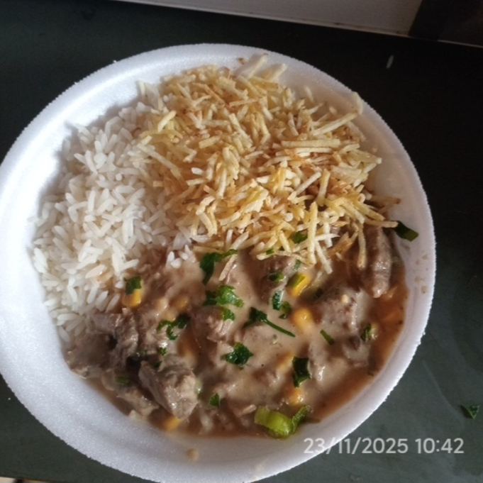 Arroz branco,batata palha e strogonoff de FRANGO a moda da casa