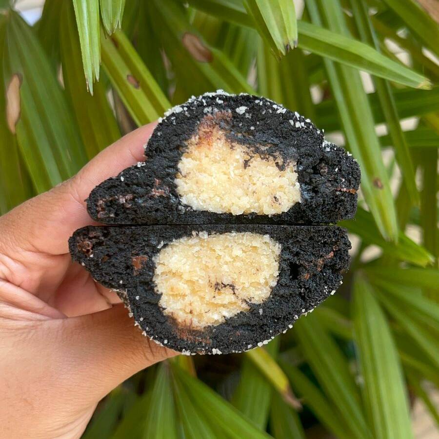 Cookie recheado massa cacau black e recheio artesanal de coco