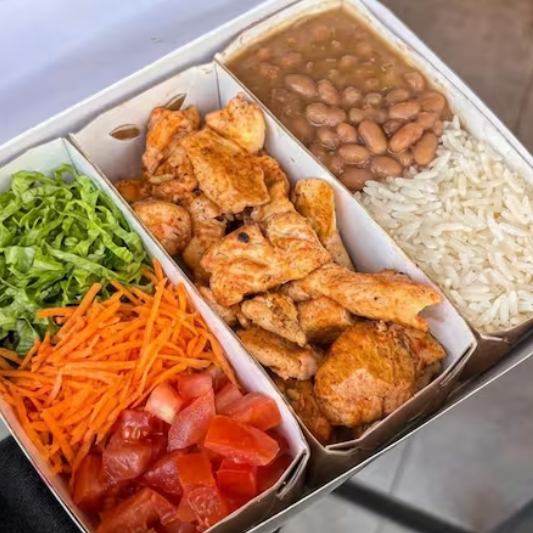 O clássico que nunca sai de moda! Arroz soltinho, feijão carioca temperado no ponto certo, filé de frango grelhado suculento e uma salada fresca de alface e tomate para completar a refeição. Um prato leve, saboroso e perfeito para qualquer hora do dia.