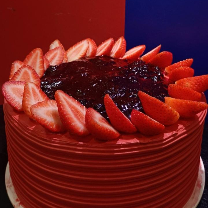 Clássico irresistível! Massa macia e aveludada de Red Velvet, com leve toque de chocolate, recheada e coberta com creme suave que equilibra perfeitamente o sabor.