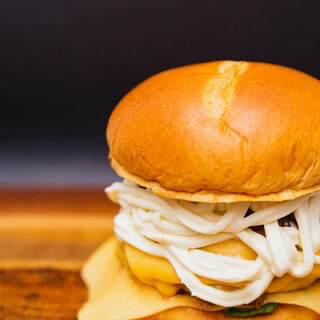 Pão brioche hambúrguer 120 g mussarela catupiry cebola roxa molho da casa