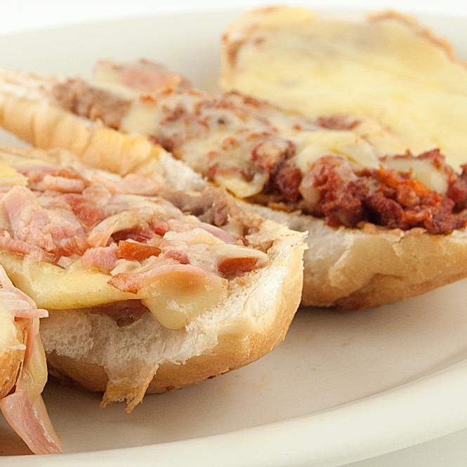 Molletes con Jamón y Chorizo