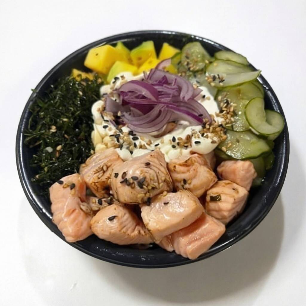 250 Arroz japones, cub os de salmão maçaricado, cebola roxa, manga, crisp de couve, sunomono, cream chesse.