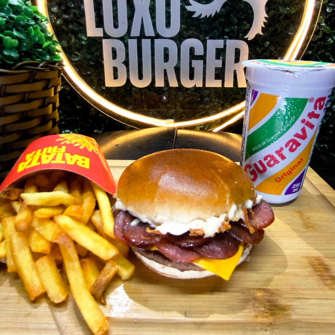 1 Bife de Hambúrguer ,1 Queijo Cheddar ,Linguiça Calabresa Fatiada e molho especial