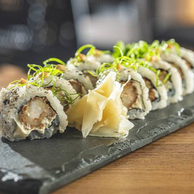 Roll composto de arroz por fora, gergelim e recheado de camarão empanado e cream cheese.