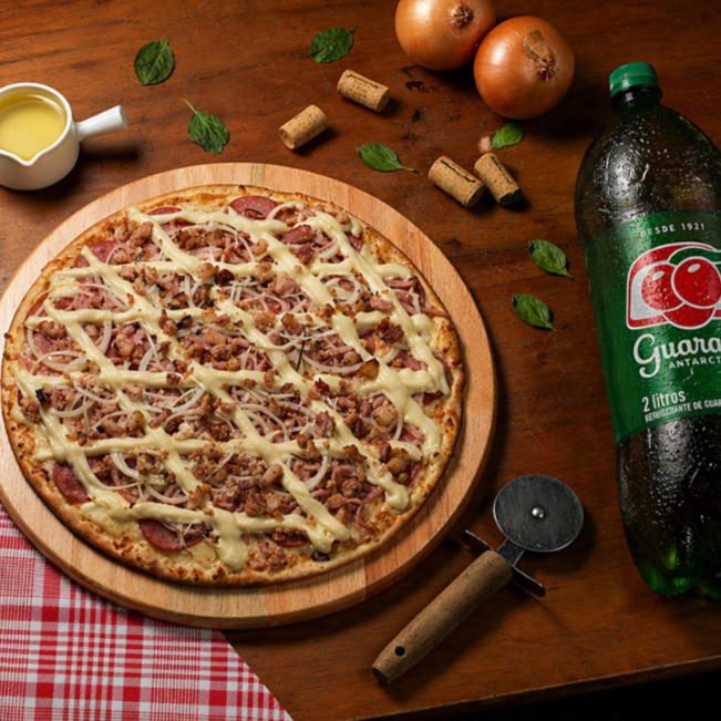 Uma pizza família de 35cm, com borda dourada e generosa cobertura, perfeita para compartilhar! Acompanha um refrigerante gelado de 2 litros para completar a experiência. Ideal para reunir a galera e saborear cada fatia com muito prazer. Sabor, tamanho e refrescância em uma só oferta!
