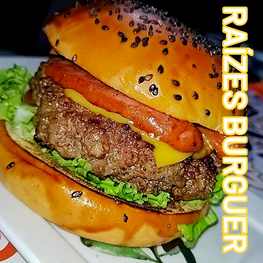 Pão de hambúrguer, blend 180g, queijo, farofa de bacon, molho da casa, alface e tomate.