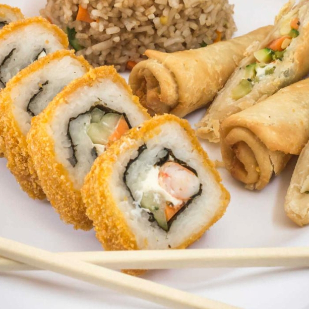 sushyto rol empanizado y 1 coca de lata