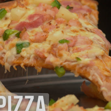 PIZZA DE CHULETA AHUMADA CON PINA Y PIMIENTO