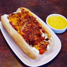 Pão, 1 salsicha perdigão, purê de batata caseiro, vinagrete, ervilha, milho verde, batata palha, ketchup, mostarda, maionese, carne seca, cream cheese, queijo ralado e bacon