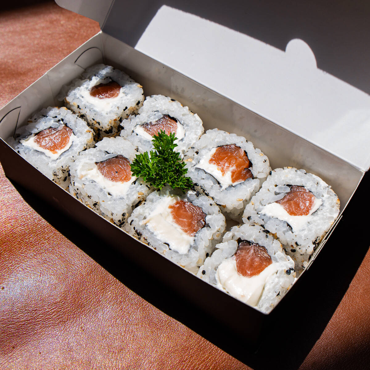 Arroz japonês, salmão fresco e cream cheese finalizado com gergelim torrado.