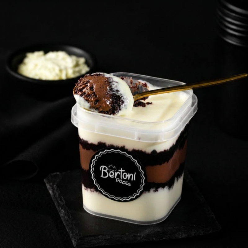 Versão no pote do nosso bolo gelado servido em loja! Nhá benta de leite Ninho, massa intensa de chocolate molhadinha e brigadeiro cremoso. (220ml)
Obs.: a Bertoni Doces não altera nenhum produto ou retira/adiciona ingrediente.
