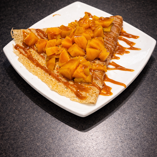 Crepa con cajeta y durazno