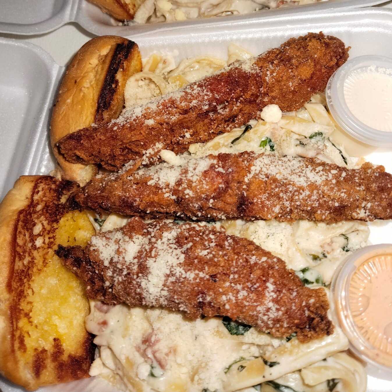 PASTA ALFREDO CON TIRAS CRISPY