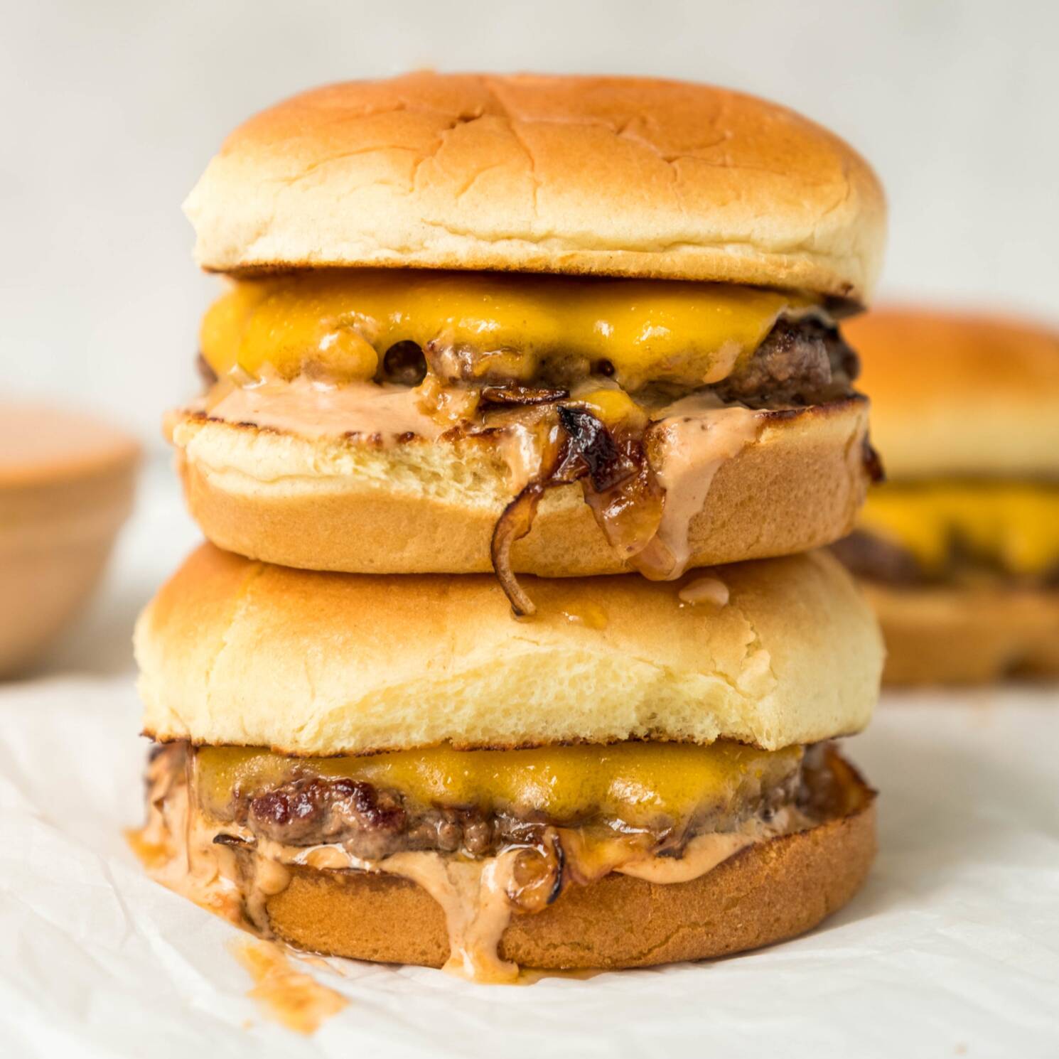 2 Hamburgueres compostos com carne ARTESANAL, bacon, cheddar fatiado, salada e acompanhado por 2 refrigerantes de 250 ml