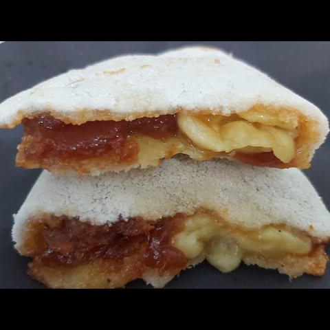 Tapioca recheada com queijo coalho derretido e goiabada cremosa.