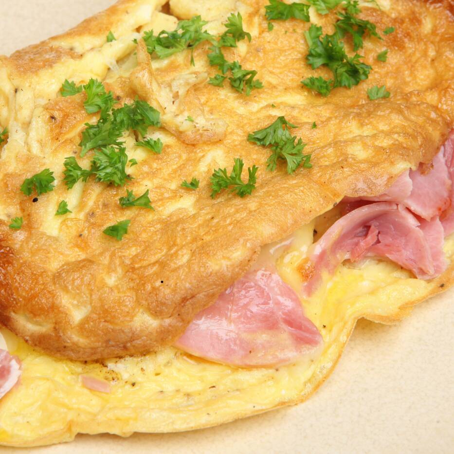 Nossa Omelete é preparada com: 03 Ovos, Peito de Peru e Queijo Branco.