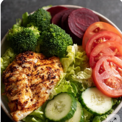 2 Filés de Frango + Mix de Salada grande ( o mix de salada é composto por folhas e legumes disponíveis no dia)