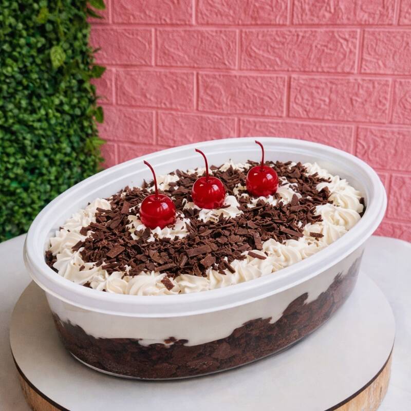 Clássica, equilibrada e irresistível! Nossa Floresta Negra é montada em camadas com bolo de chocolate macio, creme branco leve, chocolate cremoso e toque suave de cerejas, finalizada com chantilly e decoração elegante. Uma sobremesa perfeita para compartilhar e adoçar momentos especiais.