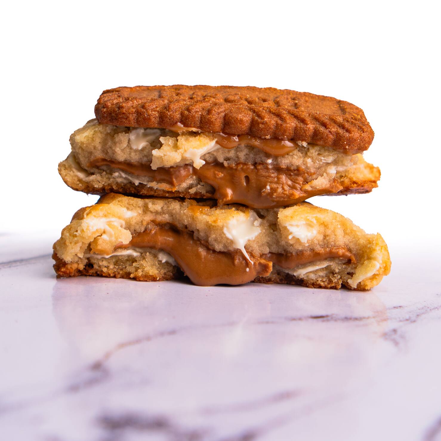 Massa tradicional com chocolate nobre branco e recheio de creme de Lotus Biscoff. A combinação perfeita do doce do chocolate branco com o sabor caramelizado do Lotus. Crocante e super recheado.