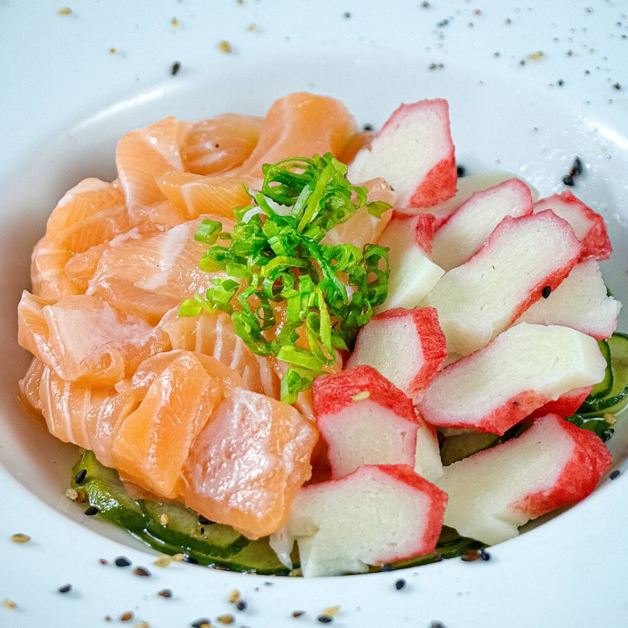 Pepino, cubos de salmão e kani, gergilim.