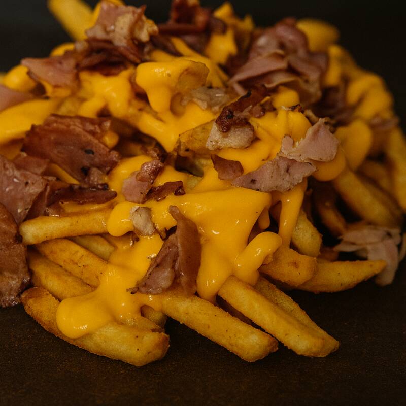 Papas a la Francesa con queso y tocino
