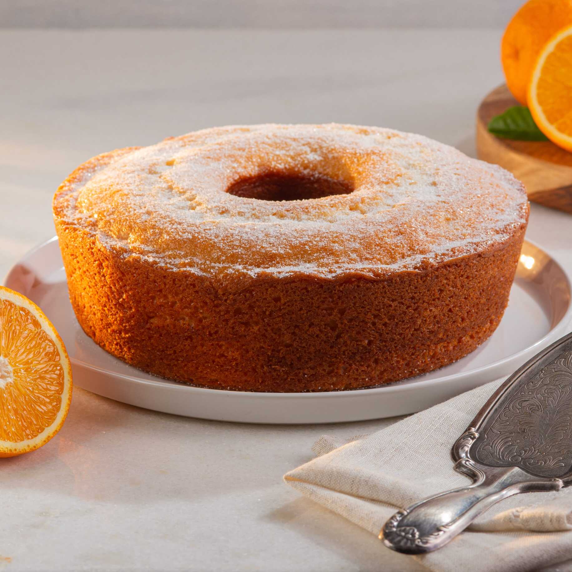 Delicioso Bolo de laranja tradicional caseiro da Vó, feito com suco na massa. Opção de cobertura: suco de laranja, polvilhado com açúcar. Imagem meramente ilustrativa.

Bolo pequeno serve até 8 fatias
Bolo grande serve até 16 fatias