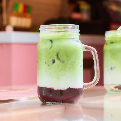 Iced Matcha con mermelada de frutos rojos