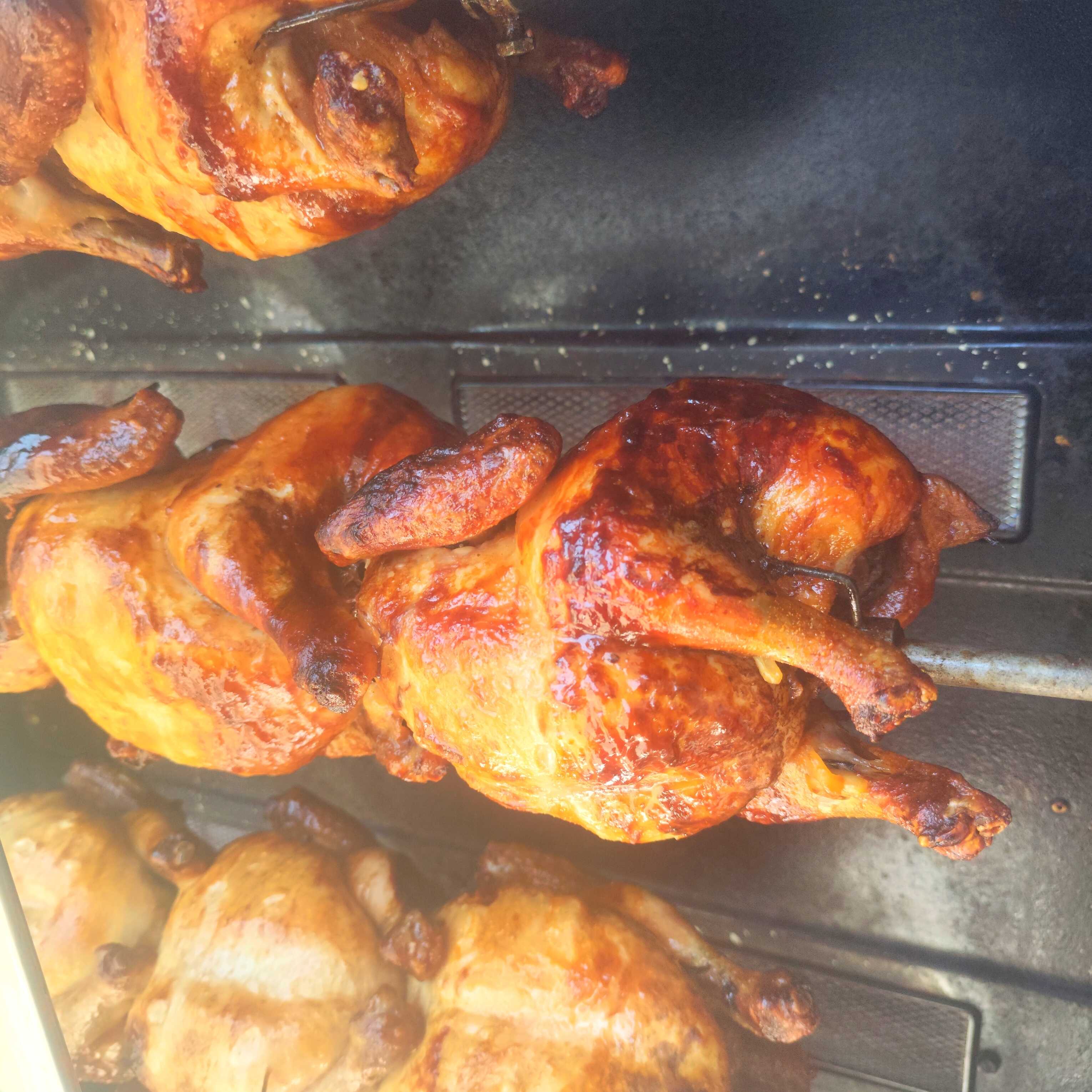 Frango assado cortado , com batata e farofa