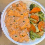 Marmita com delicioso filé de frango ao molho estrogonofe acompanhado de arroz branco e mix de legumes. Marmita indicada para 01 pessoa.