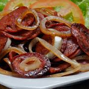Arroz, feijão, calabresa acebolada. Acompanha salada