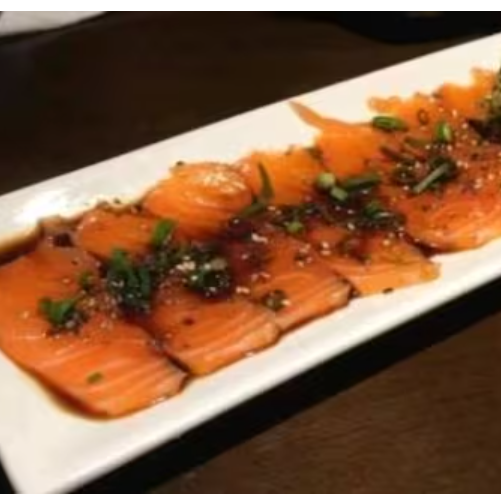 Delicie-se com nossas fatias de salmão acompanhadas de molho ponzo! Acompanha 2 molhos tare, 2 molhos shoyu e 1 hashi. Uma explosão de sabores