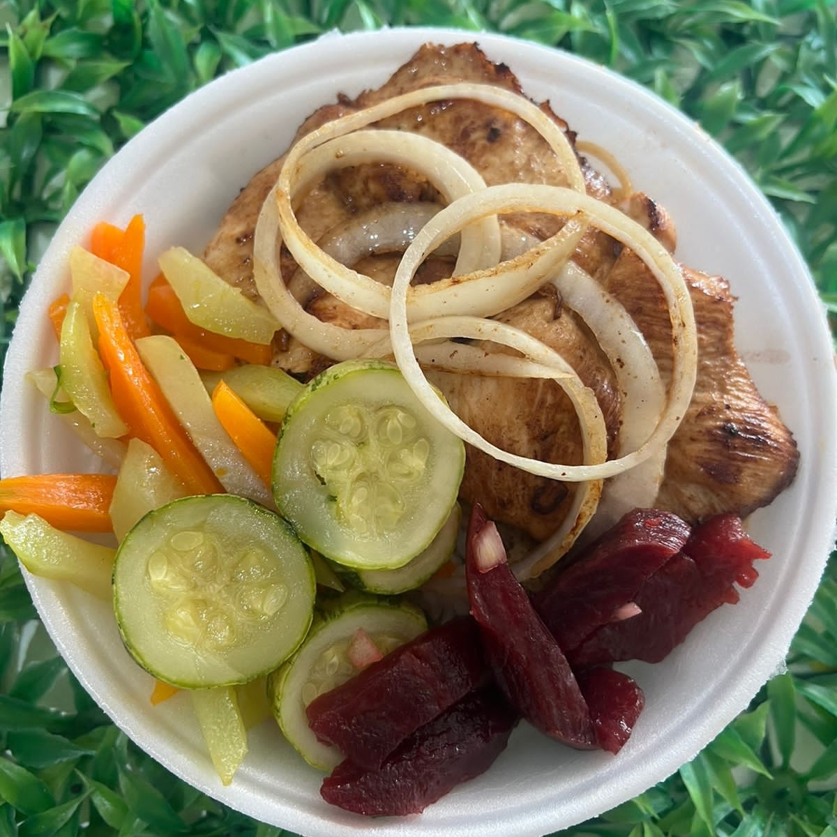 Arroz, feijão, macarrão, farofa e 1 acompanhamento