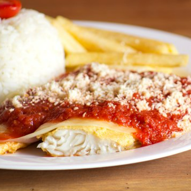 Filet de Tilapia á Parmegiana com arroz, fritas.