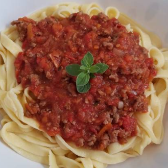 Bowl de Spaghetti a la Boloñesa y 3 Panes Ajo