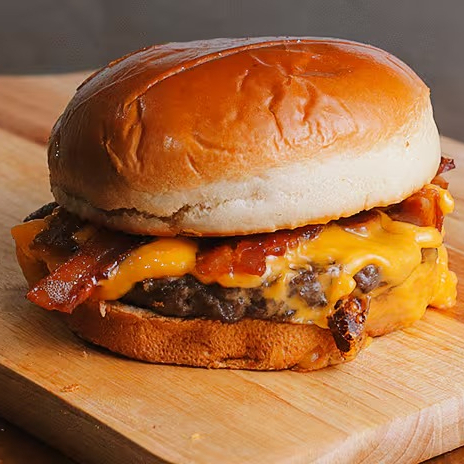 Black Bacon Burguer: hambúrguer de 100g, queijo derretido, bacon crocante, cebola, alface e tomate frescos, tudo no pão de hambúrguer. Uma combinação irresistível de sabores!