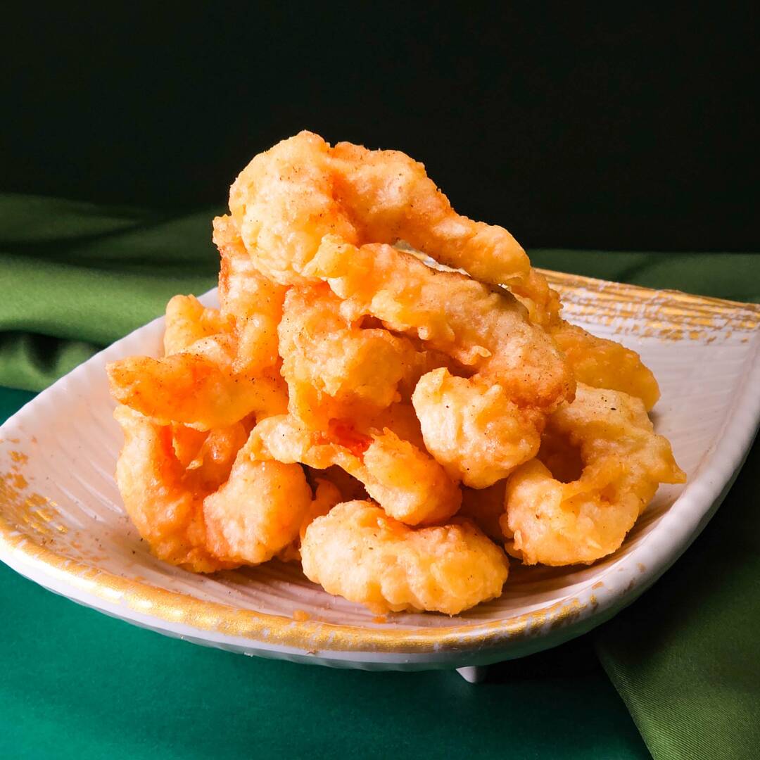 Camarões empanados, fritos e temperados com sal aromatizante. Acompanho de famosa maionese Kewpie e a pimenta temperada da casa.
