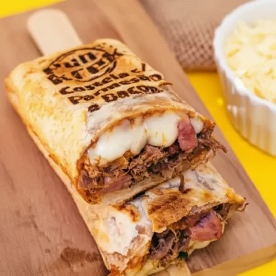 "Experimente a panqueca crocante assada de costela com parmesão e bacon. A crosta dourada esconde um recheio suculento de costela desfiada, queijo parmesão derretido e pedaços de bacon crocante. Um prato que promete um banquete de sabores robustos e irresistíveis." Obs.: Não é possível fazer alteração nos ingredientes da Pankrek.