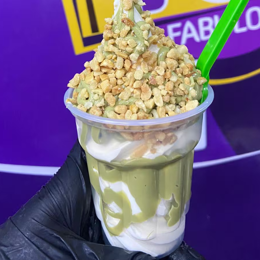 Sorvete cremoso com calda de pistache — sabor sofisticado e irresistível.