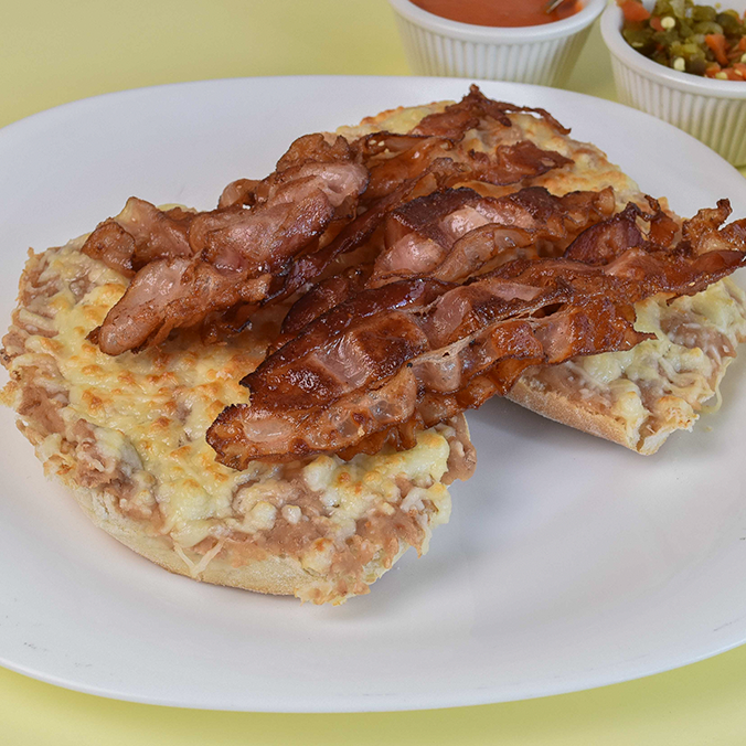 Molletes con Tocino