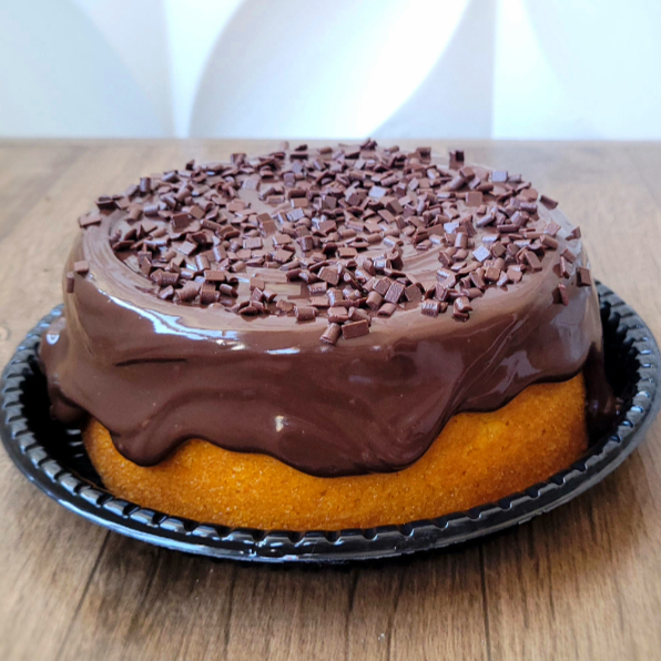 Bolo de cenoura caseiro extremamente fofinho com cobertura brigadeiro 50%cacau e granulé Melken de finalização. Bolo de 18cm, aprox. 1kg., rende 16 fatias.