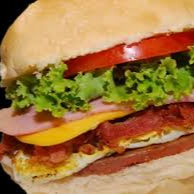 Pão, 2 Carnes de Hamburguer (56g), 2 Queijos, 2 Presuntos, 2 Ovos, Bacon, Alface, Tomate, Cebola Roxa, Maionese Caseira