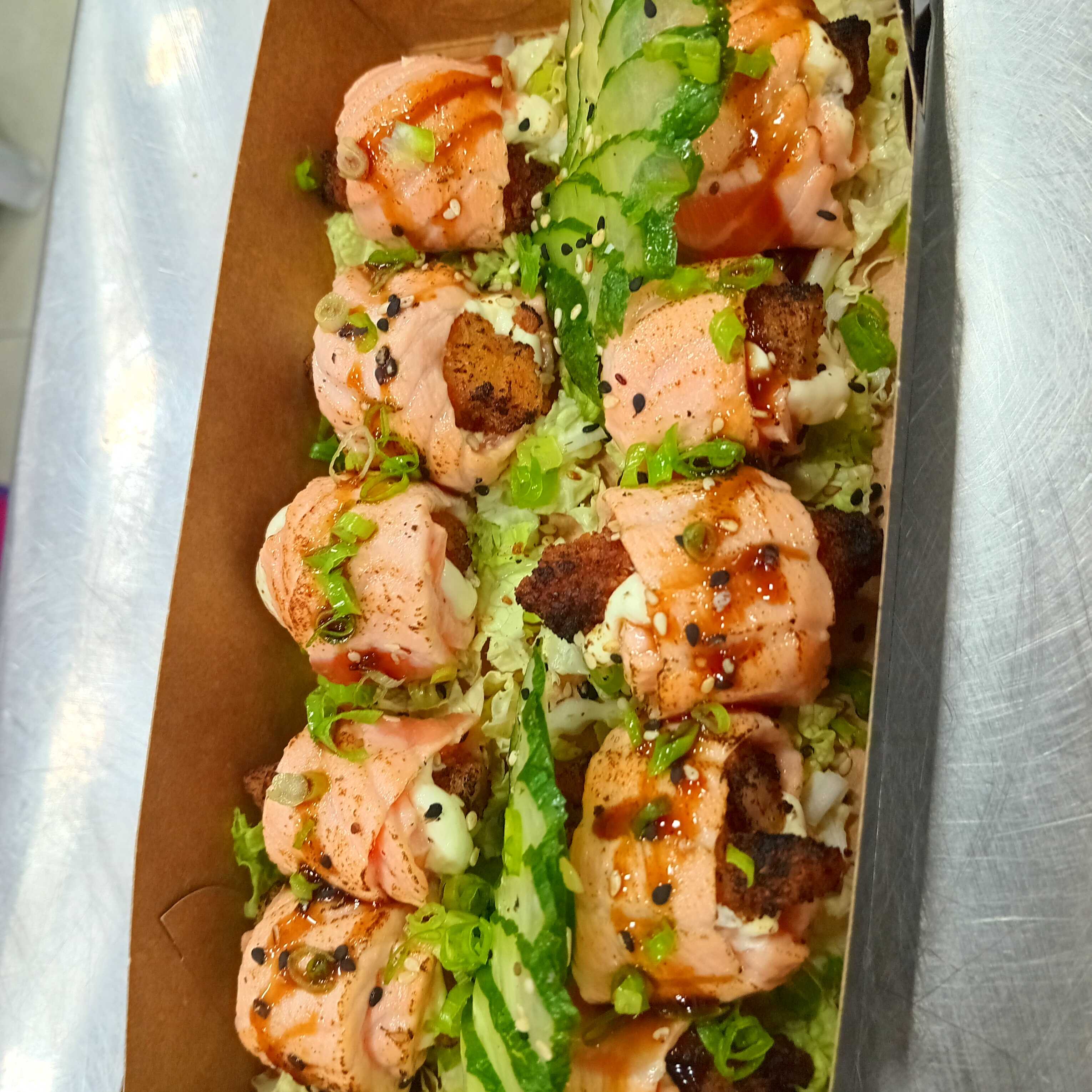 Laminas de salmão, cgeme cheese, camarão, empanado por dentro e Cebolinha: